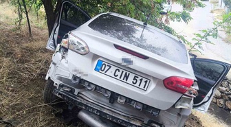Bilecik'te otomobil Kayı Boyu Anıtı'ndan aşağı uçtu, 4 kişi yaralandı