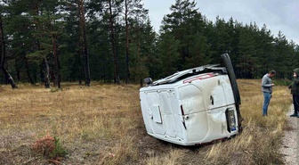 Bolu'da kaygan yolda kontrolden çıkan hafif ticari araç otomobille çarpışıp yan yattı