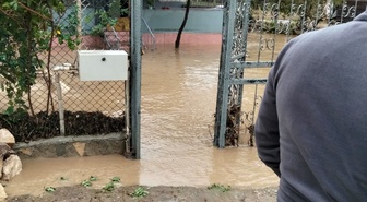 Bursa Mudanya'da sağanakta ev ve pansiyonlarda mahsur kalanlar kurtarıldı