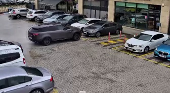 Çekmeköy'de iddiaya göre cip, çarptığı otomobille kafeye girdi; yaralanan olmadı