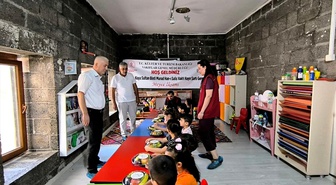 Diyarbakır'da 211 yıllık vakıf hayrıyla anaokulu öğrencilerine meyve ikram edildi