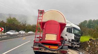Düzce Akçakoca'da kaygan yolda makaslayan tırın sürücüsü yaralandı