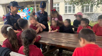 Düzce İl Jandarma ekipleri Uğurlu İlk ve Ortaokulu'nda öğrencilerle buluştu