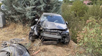 Elazığ-Keban karayolunda kontrolden çıkan otomobil ağaca çarptı, 4 kişi yaralandı