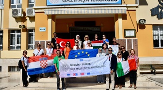 Erasmus'la Silifke'ye gelen 11 öğretmen Gazipaşa İlkokulunda öğrencilerle buluştu