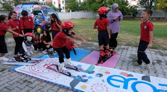 Erzincan'da ilkokul öğrencileri okul bahçesindeki 20 metrelik pistte kayakla tanıştı