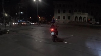 Eskişehir'de yolu şaşıran motosikletli ters yöne girdi, anlar kask kamerasında
