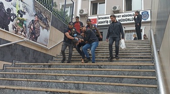 Eyüpsultan Camii'nde yatsı namazında silah sesleri! Yanındakinin namaz kılışını beğenmeyip yüzüne tükürdüğü öne sürüldü