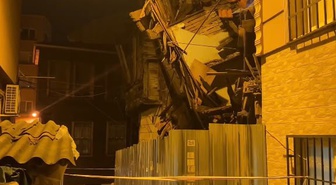 Fatih'te 2 katlı ahşap metruk binada iddiaya göre yağış nedeniyle kısmi çökme oldu
