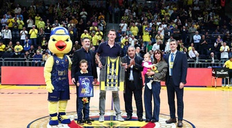 Fenerbahçe, emekli olan Jan Vesely için maç öncesi veda seremonisi düzenledi.