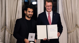 Galatasaraylı futbolcu İlkay Gündoğan'a 2025 Mevlüde Genç Madalyası takdim edildi