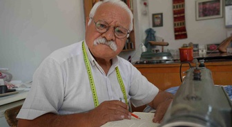 Gaziantep'te 68 yaşındaki Nezir Canpolat, 55 yıldır terzilik yapıyor, kitap okuyor