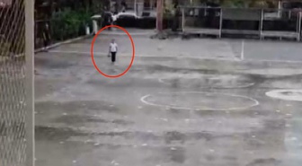 Hatay Dörtyol'da öğrenci Asel Mina yağmurda İstiklal Marşı'na eşlik edip takdir topladı