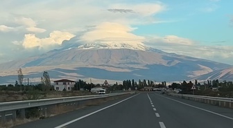 Iğdır'da fırtına sonrası Ağrı Dağı'nın zirvesi ve etekleri Eylül'de karla kaplandı