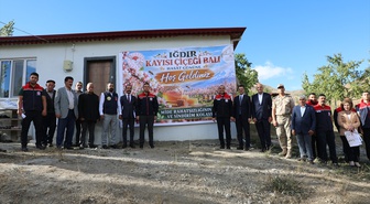 Iğdır Tuzluca'da kayısı çiçeği balının ilk hasadını Vali Taşolar yaptı