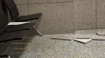 İstanbul Adliyesi'nde yerinden kopan duvar kaplaması avukatı başından yaraladı