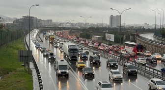 İstanbul'da sabah saatlerinde trafik yoğunluğu yaşanıyor