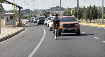İsviçre'den 37 günde 4 bin 500 kilometre pedal çeviren Murat Yarbuğ Midyat'a ulaştı