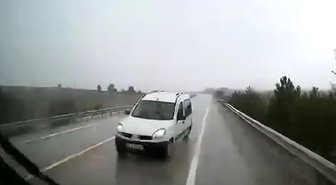 Karabük'te hatalı sollama ve ters yön tehlikeleri araç kamerasına yansıdı