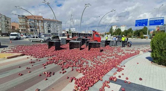 Karaman'da halat kopunca yaklaşık 5 ton elma kasası yola devrildi, yol kapandı