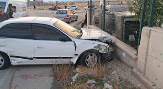 Karaman'da iki otomobil çarpıştı, 3 kişi yaralandı; kaza anı kameraya yansıdı