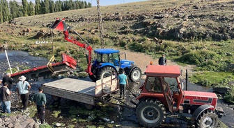 Kars Akyaka'da dereye düşen traktör römorku köylülerin imecesiyle 4 saatte çıkarıldı