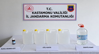Kastamonu'da jandarma araç aramasında 5 litre sahte içki ve 20 litre etil alkol buldu