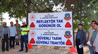 Kilis Acar'da 25 traktör römorkuna reflektör takıldı, sürücüler bilgilendirildi