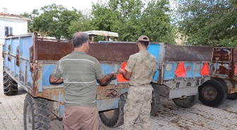 Kilis'te jandarma ekipleri 25 traktör sürücüsüne güvenli tarım eğitimi verdi