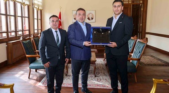Kırşehir'den gönderilen Ahilik Sancağı Bilecik Valisi Sözer'e takdim edildi