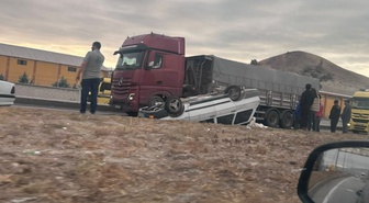 Konya Karapınar'da çekicinin çarptığı otomobil devrildi, 1 kişi yaralandı.