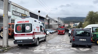 Kütahya'da oto galerinin çatısında çıkan yangında 2 işletme zarar gördü