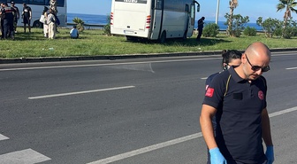 Manavgat'ta tur otobüsü ile minibüs çarpıştı, 1'i Romanya vatandaşı 3 kişi yaralandı