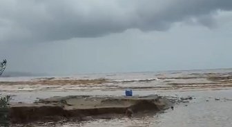 Mudanya'da sağanak su taşkınlarına yol açtı, mahsur kalan 4 kişi kurtarıldı