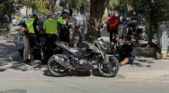 Muğla Menteşe'de otomobille çarpışan motosiklet direğe çarptı, sürücü hafif yaralandı