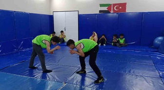 Muş Hasköy'de GSB güreş kursunda genç sporcular yoğun katılımla çalışıyor