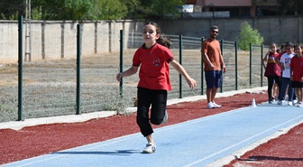 Osmaniye Kadirli'de 105 ilkokul öğrencisi atletizm şenliğinde yarıştı