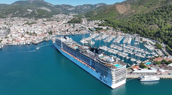 Panama bayraklı MSC Divina kruvaziyeri, Marmaris Limanı'na 3 bin 843 turist getirdi