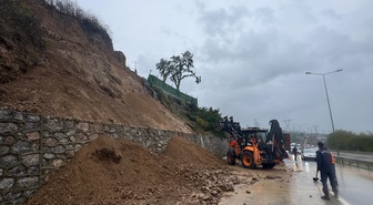 Sakarya'da sağanak su baskınına yol açtı, mahsur kalanlar kepçeyle kurtarıldı