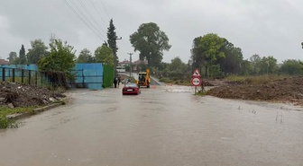 Sakarya'da sağanak ulaşımı vurdu, Akyazı'da köprüler trafiğe kapatıldı