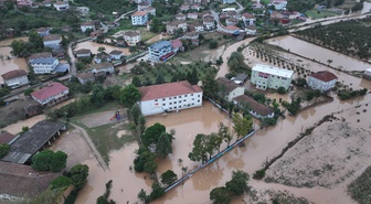Sakarya'da yağıştan etkilenen mahallede ulaşım kepçe ve traktörlerle sağlanıyor