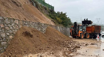 Sakarya Serdivan'da D-100'de toprak kayması nedeniyle ulaşım kontrollü sağlanıyor