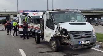 Samsun Çarşamba'da iddiaya göre kamyonet traktöre arkadan çarptı, 2 sürücü yaralandı