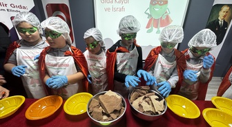 Samsun'da öğrenciler kırıntılardan çikolata topları yapıp israfa dikkat çekti