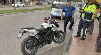 Samsun İlkadım'da otomobile çarpan motosiklet sürücüsü yaralanıp hastaneye kaldırıldı