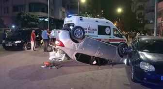 Şanlıurfa Karaköprü'de iki otomobil çarpıştı, mesai çıkışı polis memuru yaralandı