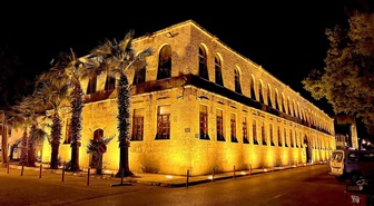 Silifke'de tarihi Hükümet Konağı yeni ışıklandırmayla gece ışıl ışıl oldu
