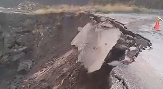 Tokat Pazar'da sağanak sonrası heyelanda Ocaklı köyü yolu çöktü, anlar kamerada