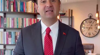 Umut Akdoğan, Sayan Kaya'ya yönelik iddialara 200 TL banknot göstererek değindi