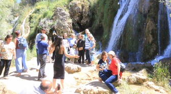 Üniversiteye yeni başlayan öğrenciler Erzincan'da Girlevik Şelalesi'ni ziyaret etti